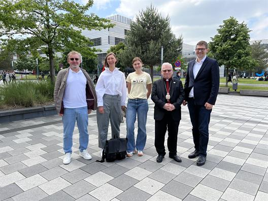 Bishop Irynej Bilyk meets committed students and researchers